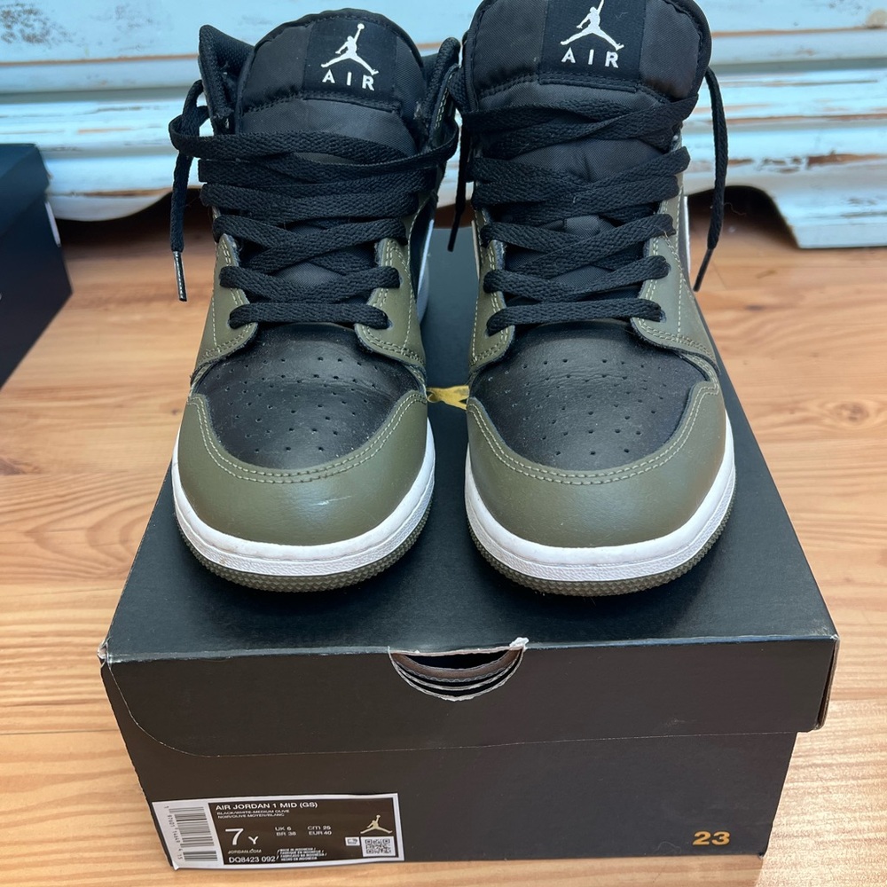Jordan Mids Olive and Black-7y can fit women’s 9!